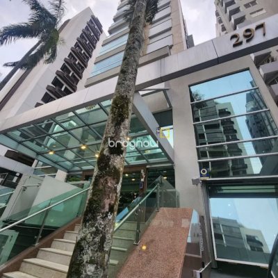 Apartamento com 75m², 2 quartos (sendo 1 suíte), 2 garagens, no bairro Centro em Florianópolis