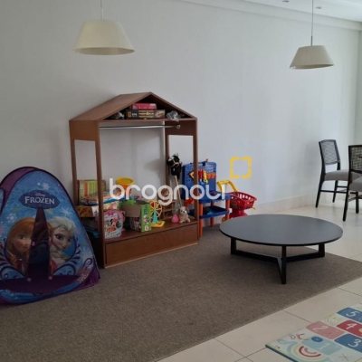 Apartamento com 75m², 2 quartos (sendo 1 suíte), 2 garagens, no bairro Centro em Florianópolis