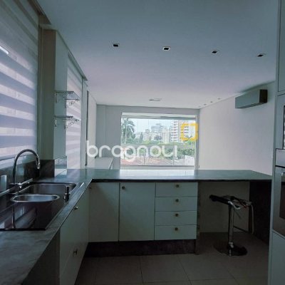Apartamento com 75m², 2 quartos (sendo 1 suíte), 2 garagens, no bairro Centro em Florianópolis