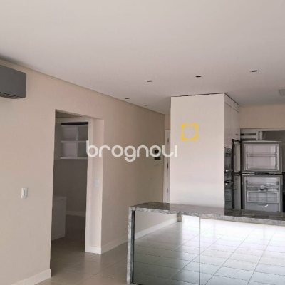 Apartamento com 75m², 2 quartos (sendo 1 suíte), 2 garagens, no bairro Centro em Florianópolis