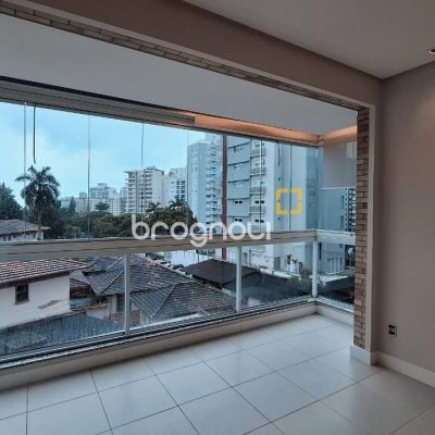 Apartamento com 75m², 2 quartos (sendo 1 suíte), 2 garagens, no bairro Centro em Florianópolis