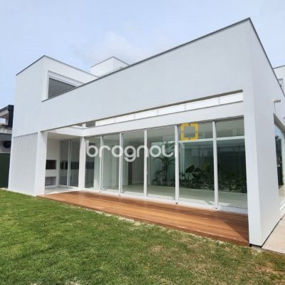 Casa de Condomínio com 297m², 4 quartos (sendo 4 suítes), 6 garagens, no bairro Rio Vermelho em Florianópolis