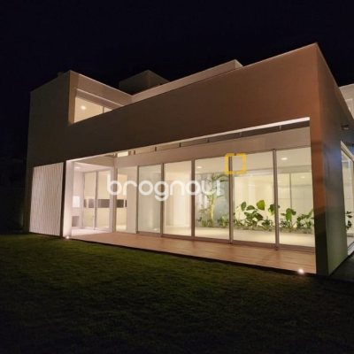 Casa de Condomínio com 297m², 4 quartos (sendo 4 suítes), 6 garagens, no bairro Rio Vermelho em Florianópolis