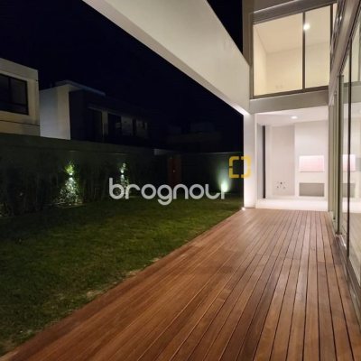 Casa de Condomínio com 297m², 4 quartos (sendo 4 suítes), 6 garagens, no bairro Rio Vermelho em Florianópolis