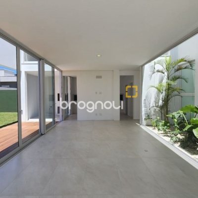 Casa de Condomínio com 297m², 4 quartos (sendo 4 suítes), 6 garagens, no bairro Rio Vermelho em Florianópolis
