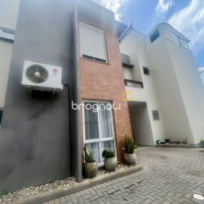 Casa com 121m², 3 quartos (sendo 1 suíte), 2 garagens, no bairro Campeche em Florianópolis