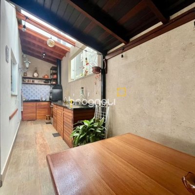 Casa com 121m², 3 quartos (sendo 1 suíte), 2 garagens, no bairro Campeche em Florianópolis