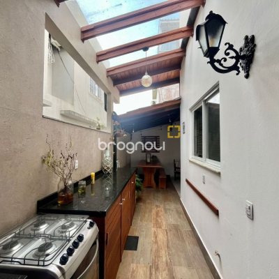 Casa com 121m², 3 quartos (sendo 1 suíte), 2 garagens, no bairro Campeche em Florianópolis