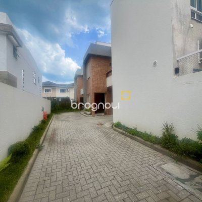 Casa com 121m², 3 quartos (sendo 1 suíte), 2 garagens, no bairro Campeche em Florianópolis