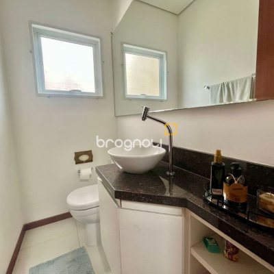 Casa com 121m², 3 quartos (sendo 1 suíte), 2 garagens, no bairro Campeche em Florianópolis