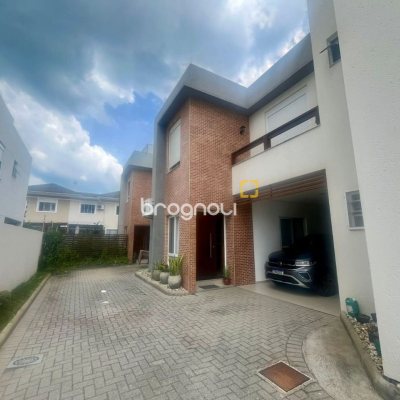 Casa com 121m², 3 quartos (sendo 1 suíte), 2 garagens, no bairro Campeche em Florianópolis