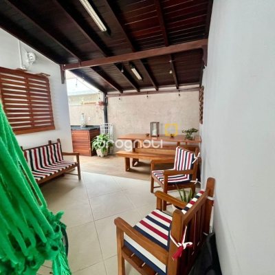 Casa com 121m², 3 quartos (sendo 1 suíte), 2 garagens, no bairro Campeche em Florianópolis