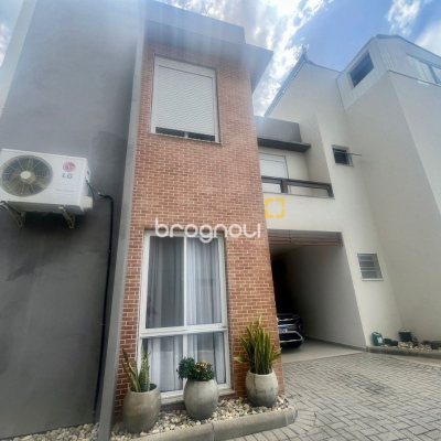 Casa com 121m², 3 quartos (sendo 1 suíte), 2 garagens, no bairro Campeche em Florianópolis
