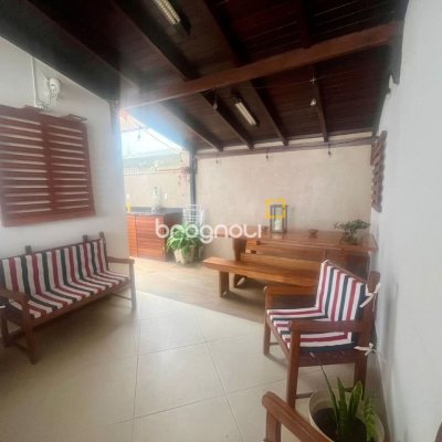 Casa com 121m², 3 quartos (sendo 1 suíte), 2 garagens, no bairro Campeche em Florianópolis
