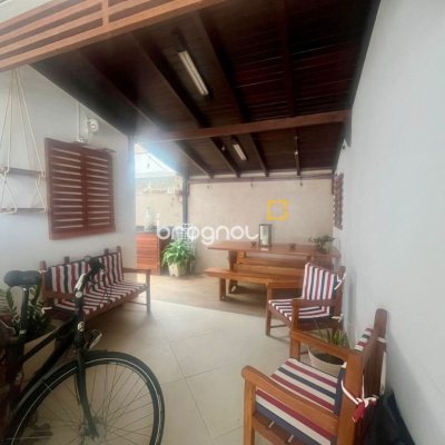 Casa com 121m², 3 quartos (sendo 1 suíte), 2 garagens, no bairro Campeche em Florianópolis