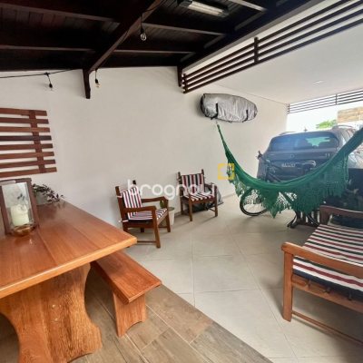 Casa com 121m², 3 quartos (sendo 1 suíte), 2 garagens, no bairro Campeche em Florianópolis