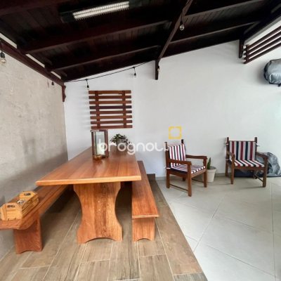 Casa com 121m², 3 quartos (sendo 1 suíte), 2 garagens, no bairro Campeche em Florianópolis