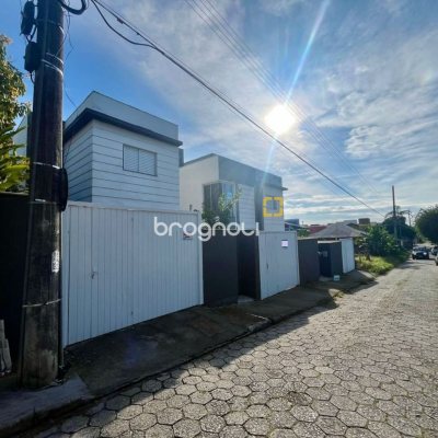 Casa com 96m², 2 quartos, 2 garagens, no bairro Rio Tavares em Florianópolis