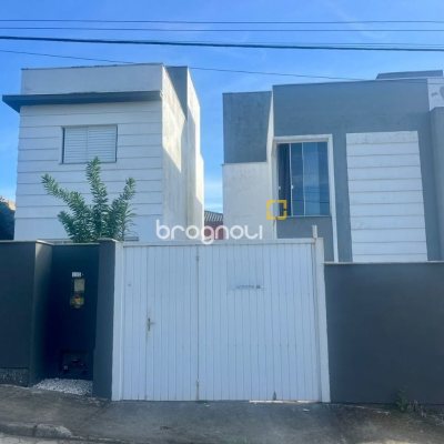 Casa com 96m², 2 quartos, 2 garagens, no bairro Rio Tavares em Florianópolis