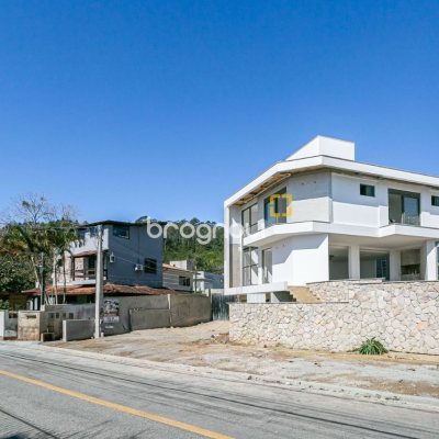 Casa com 302m², 4 quartos (sendo 4 suítes), 3 garagens, no bairro Cacupe em Florianópolis