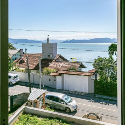 Casa com 302m², 4 quartos (sendo 4 suítes), 3 garagens, no bairro Cacupe em Florianópolis