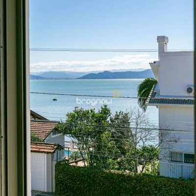 Casa com 302m², 4 quartos (sendo 4 suítes), 3 garagens, no bairro Cacupe em Florianópolis