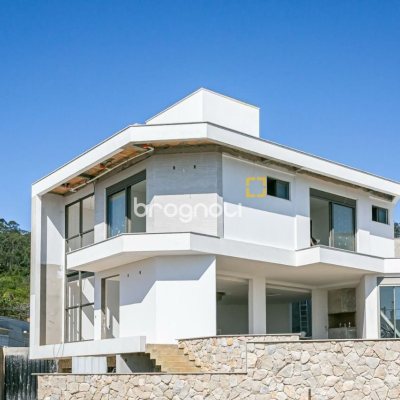 Casa com 302m², 4 quartos (sendo 4 suítes), 3 garagens, no bairro Cacupe em Florianópolis