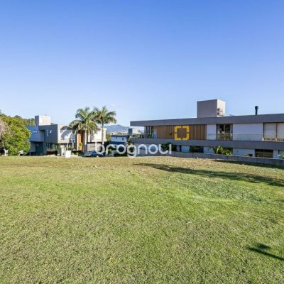 Terreno com 761m², no bairro Cacupe em Florianópolis