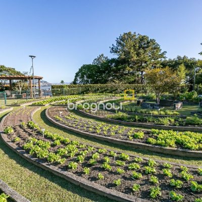 Terreno com 761m², no bairro Cacupe em Florianópolis