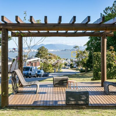 Terreno com 761m², no bairro Cacupe em Florianópolis