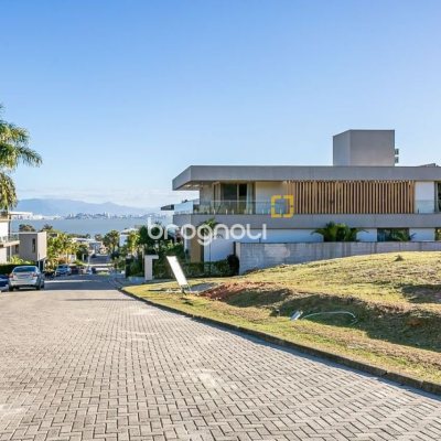Terreno com 761m², no bairro Cacupe em Florianópolis