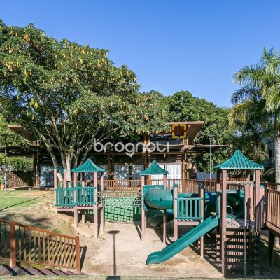 Terreno com 761m², no bairro Cacupe em Florianópolis