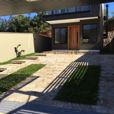 Casa com 180m², 3 quartos (sendo 3 suítes), 2 garagens, no bairro Saco Grande em Florianópolis