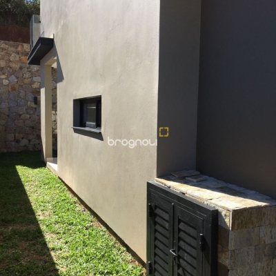 Casa com 180m², 3 quartos (sendo 3 suítes), 2 garagens, no bairro Saco Grande em Florianópolis