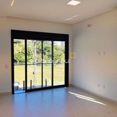 Casa com 180m², 3 quartos (sendo 3 suítes), 2 garagens, no bairro Saco Grande em Florianópolis