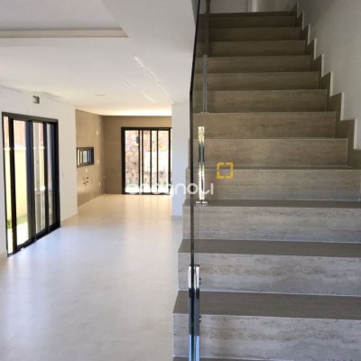 Casa com 180m², 3 quartos (sendo 3 suítes), 2 garagens, no bairro Saco Grande em Florianópolis