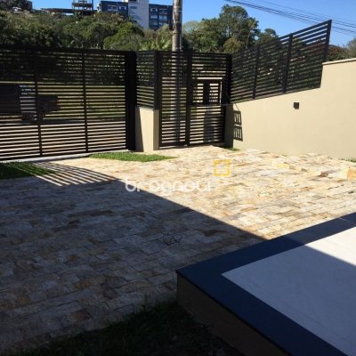 Casa com 180m², 3 quartos (sendo 3 suítes), 2 garagens, no bairro Saco Grande em Florianópolis