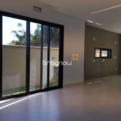 Casa com 180m², 3 quartos (sendo 3 suítes), 2 garagens, no bairro Saco Grande em Florianópolis
