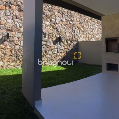 Casa com 180m², 3 quartos (sendo 3 suítes), 2 garagens, no bairro Saco Grande em Florianópolis