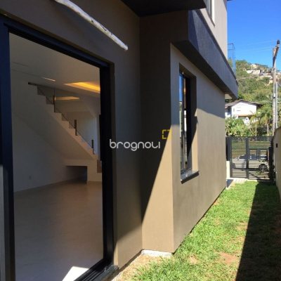 Casa com 180m², 3 quartos (sendo 3 suítes), 2 garagens, no bairro Saco Grande em Florianópolis