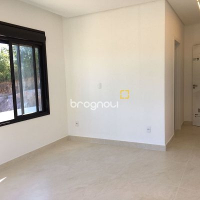 Casa com 180m², 3 quartos (sendo 3 suítes), 2 garagens, no bairro Saco Grande em Florianópolis