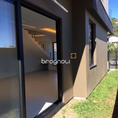 Casa com 180m², 3 quartos (sendo 3 suítes), 2 garagens, no bairro Saco Grande em Florianópolis