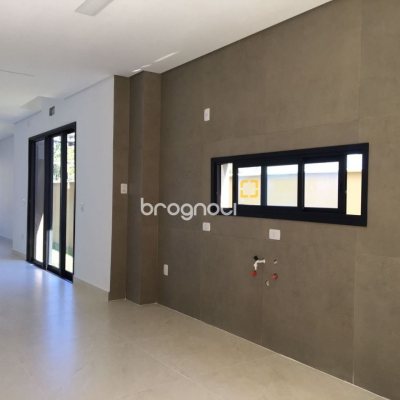Casa com 180m², 3 quartos (sendo 3 suítes), 2 garagens, no bairro Saco Grande em Florianópolis