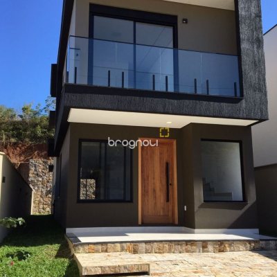 Casa com 180m², 3 quartos (sendo 3 suítes), 2 garagens, no bairro Saco Grande em Florianópolis