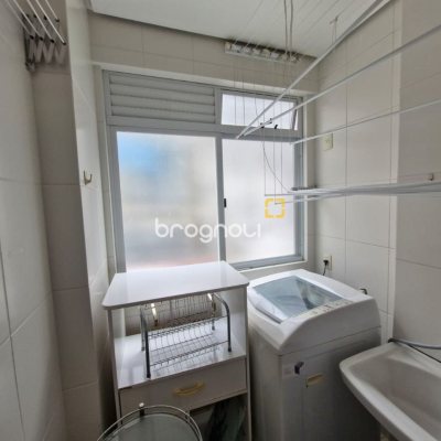 Apartamento com 60m², 2 quartos (sendo 1 suíte), 1 garagem, no bairro Centro em Florianópolis
