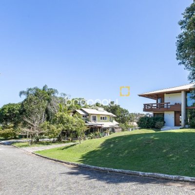Casa de Condomínio com 563m², 3 quartos (sendo 3 suítes), 4 garagens, no bairro Cacupe em Florianópolis