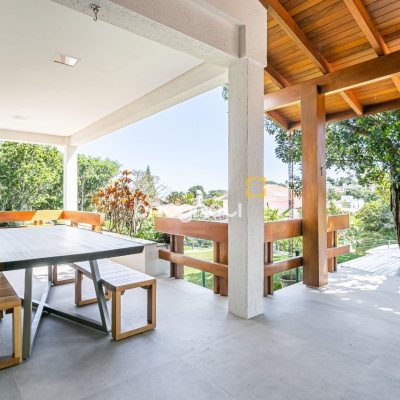 Casa de Condomínio com 563m², 3 quartos (sendo 3 suítes), 4 garagens, no bairro Cacupe em Florianópolis