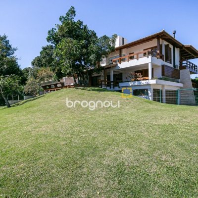 Casa de Condomínio com 563m², 3 quartos (sendo 3 suítes), 4 garagens, no bairro Cacupe em Florianópolis
