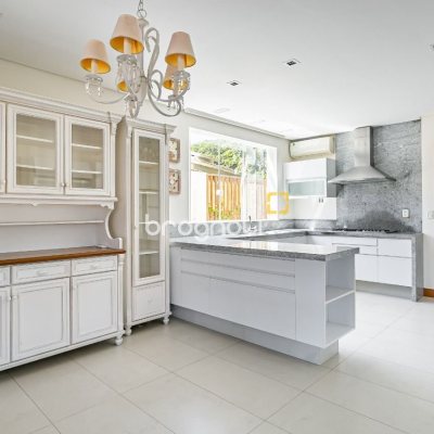 Casa de Condomínio com 563m², 3 quartos (sendo 3 suítes), 4 garagens, no bairro Cacupe em Florianópolis