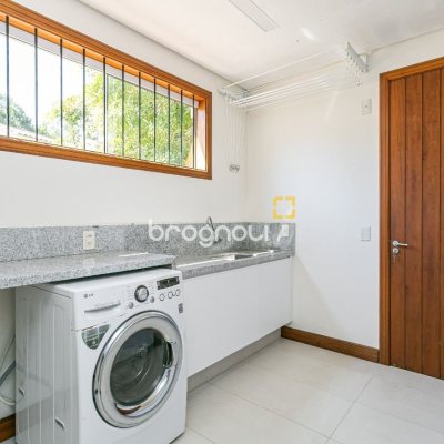 Casa de Condomínio com 563m², 3 quartos (sendo 3 suítes), 4 garagens, no bairro Cacupe em Florianópolis